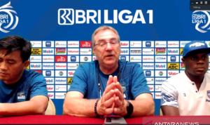 Pelatih Persib Bandung Robert Alberts (tengah) berbicara saat sesi konferensi pers virtual jelang laga melawan Persipura Jayapura, Jumat (29/10/2021). (ANTARA/Aldi Sultan)