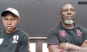 Pelatih Persipura Jayapura Jacksen F. Tiago (kanan) berbicara di sesi konferensi pers virtual jelang laga melawan Persib Bandung, Jumat (29/10/2021). (ANTARA/Aldi Sultan)