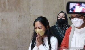 Selebgram Rachel Vennya menyampaikan permintaan maaf usai menjalani pemeriksaan oleh penyidik Polda Metro Jaya terkait tindakannya yang kabur dari proses isolasi di Rumah Sakit Darurat Covid-19 (RSDC) Wisma Atlet Pademangan usai berlibur dari luar negeri, Kamis malam (21/10). ANTARA/Fianda Sjofjan Rassat