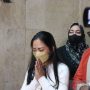 Selebgram Rachel Vennya menyampaikan permintaan maaf usai menjalani pemeriksaan oleh penyidik Polda Metro Jaya terkait tindakannya yang kabur dari proses isolasi di Rumah Sakit Darurat Covid-19 (RSDC) Wisma Atlet Pademangan usai berlibur dari luar negeri, Kamis malam (21/10). ANTARA/Fianda Sjofjan Rassat