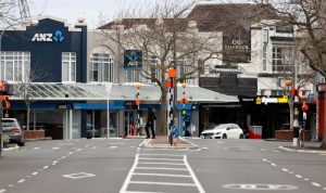 Sebuah jalan di Auckland, Selandia Baru, Minggu (26/8/2021), tampak sepi selama penerapan 'lockdown' untuk mencegah penyebaran COVID-19. ANTARA/REUTERS