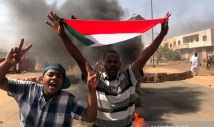 Pengunjuk rasa mengibarkan bendera dalam aksi protes menentang kudeta militer di Khartoum, Sudan, 25 Oktober 2021. (ANTARA/Reuters/as)