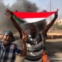 Pengunjuk rasa mengibarkan bendera dalam aksi protes menentang kudeta militer di Khartoum, Sudan, 25 Oktober 2021. (ANTARA/Reuters/as)