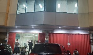 Polisi menggerebek sebuah ruko di kawasan Kelapa Gading, Jakarta Utara yang dijadikan kantor pinjaman online yang diduga ilegal. (Sabik/JawaPos.com)