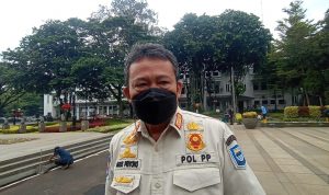 pengunjung taman bandung pakai sertifikat vaksin