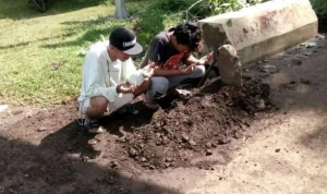 Kecewa pada Pemerintah, Warga Desa Cibaregbeg Bangun Kuburan di Pinggir Jalan