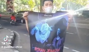 Aldi Taher Berdiri di Pinggir Jalan Demi Bisikan Jenazah