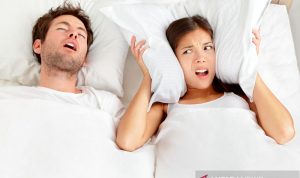 Ilustrasi - Pria mendengkur. Pasangan di tempat tidur, pria mendengkur dan wanita tidak bisa tidur, menutupi telinga dengan bantal untuk suara dengkuran. ANTARA/Shutterstock/pri.