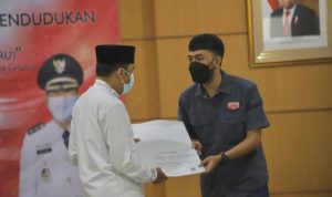 Salah satu warga Cimahi yang telah menggunakan aplikasi Sipade yang diluncurkan oleh Disdukcapil Kota Cimahi, Jumat (22/10)(Intan Aida/Jabar Ekspres) sibenar