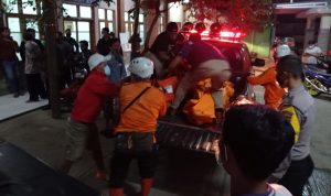 Tim gabungan mengevakuasi jenazah pelajar MTs Harapan Baru Kabupaten Ciamis yang tenggelam saat kegiatan susur sungai (Iman SR / Radar Tasikmalaya)