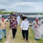 Staf Khusus Wakil Presiden (Stafsus wapres) bidang Ekonomi dan Keuangan Lukmanul Hakim (kedua dari kanan) berkunjung ke kawasan tambak udang Qini Vaname yang dikembangkan Pesantren Al-Idrisiyyah Tasikmalaya di Kabupaten Tasikmalaya, Jawa Barat. (Antara/HO/stafsus wapres)