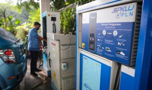 Pengemudi taksi mengisi daya mobil listrik di Stasiun Pengisian Kendaraan Listrik Umum (SPKLU) PLN di Mal Tangcity, Kota Tangerang, Banten, Selasa (3/11/2020). ANTARA FOTO/Fauzan/hp. (ANTARA FOTO/FAUZAN)