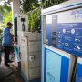 Pengemudi taksi mengisi daya mobil listrik di Stasiun Pengisian Kendaraan Listrik Umum (SPKLU) PLN di Mal Tangcity, Kota Tangerang, Banten, Selasa (3/11/2020). ANTARA FOTO/Fauzan/hp. (ANTARA FOTO/FAUZAN)