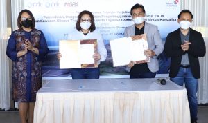 Telkom dan ITDC Siap Dukung Digitalisasi Mandalika Jadi Destinasi Wisata Kelas Dunia Direktur Enterprise and Business Service PT Telkom Indonesia (Persero) Tbk (Telkom) Edi Witjara (paling kanan) dan Direktur Pengembangan Bisnis PT Pengembangan Pariwisata Indonesia (Persero) atau Indonesia Tourism Development Corporation (ITDC) Ema Widiastuti (paling kiri) menyaksikan penandatanganan Perjanjian Kerja Sama (PKS) tentang Penyelenggaraan Infrastruktur dan Pemasaran Layanan Teknologi Informasi dan Komunikasi (TIK) di Jalan Kawasan Khusus (JKK) The Mandalika yang dilakukan oleh Executive Vice President Divisi Enterprise Service Telkom Mohammad Salsabil (kedua dari kanan) dan Direktur Utama PT ITDC Nusantara Utilitas (ITDC NU), anak usaha ITDC, A.A. Istri Ratna Dewi (kedua dari kiri) di The Mandalika, Lombok (7/10).