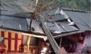 Satu tiang listrik menimpa rumah warga di Desa Margamekar, Kecamatan Sumedang Selatan, Kabupaten Sumedang pada Kamis (21/20). (Istimewa)