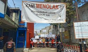 Puluhan warga Anyer Dalam melakukan aksi penolakan penggusuran lahan di Jl. Anyer Dalam, Kota Bandung