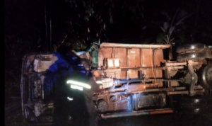 Kecelakaan Truk Terguling di Garawangi Kuningan, Solar Tumpah, Jalan ke Ciniru dan Hantara Ditutup