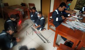 Pekerja dari disabilitas daksa, rungu, netra dan eks-Napza Balai Rehabilitasi Sosial Penyandang Disabilitas Sensorik Netra (BRSPDSN) Wyata Guna Bandung produksi sebanyak 1.000 tongkat penuntun adaptif, Jumat (29/10). Foto: Yuga Hassani