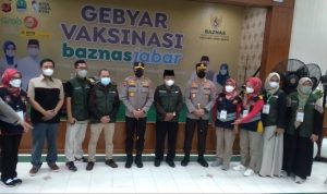Dok. Kapolda Jabar, Irjen Pol Ahmad Dofiri (Tengah) saat meninjau pelaksanaan Vaksinasi yang digelar oleh Baznas Jabar. Sabtu (2/10).