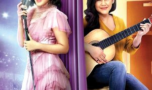 Karakter Elsa (Vanesha Prescilla, kiri) dan Sandra (Sissy Presicillia, kanan) di poster film Backstage. Mereka adalah kakak beradi yang terjun di dunia musik. (PARAGON PICTURES FOR JAWA POS)