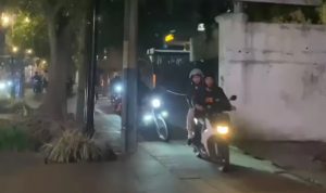 pengendara motor lewat trotoar fasilitas publik bandung
