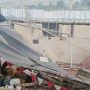 Warung penjual miras dihancurkan dan dibakar warga. (Foto: Radar Bogor)