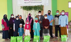 Jajajaran pengurus RBC memberikan bantuan kepada masyarakat dalam rangka memperingati hari jadi RBC ke 17