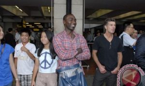 Mantan pesepak bola Manchester United (MU) Andy Cole (tengah) saat tiba di Bandara Internasional Soekarno Hatta, Tangerang, Banten, Kamis (22/5/2014). (ANTARA FOTO/Lucky R)