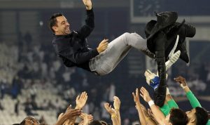 Pelatih Al-Sadd, Xavi Hernandez, diarak para pemainnya setelah menjuarai Piala Qatar dengan mengalahkan Al-Duhail di partai final di Stadion Jassim Bin Hamad, Doha, Qatar, Jumat (17/1/2020). (ANTARA/AFP/Karim Jaafar)