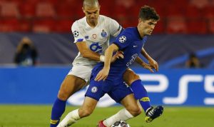 Penyerang sayap Chelsea Christian Pulisic (kanan) berusaha melepaskan diri dari kawalan kapten Porto Pepe dalam pertandingan leg kedua perempat final Liga Champions 2020/21 di Stadion Ramon Sanchez Pizjuan, Sevilla, Spanyol, Selasa (13/4/2021). ANTARA FOTO/REUTERS/Marcelo Del Pozo/foc.
