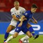 Penyerang sayap Chelsea Christian Pulisic (kanan) berusaha melepaskan diri dari kawalan kapten Porto Pepe dalam pertandingan leg kedua perempat final Liga Champions 2020/21 di Stadion Ramon Sanchez Pizjuan, Sevilla, Spanyol, Selasa (13/4/2021). ANTARA FOTO/REUTERS/Marcelo Del Pozo/foc.
