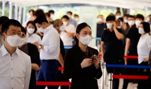 Sejumlah orang antre untuk mengikuti tes COVID-19 di Seoul, Korea Selatan, (15/7/2021). Korsel mencetak rekor kasus COVID-19 harian sebanyak 1.615 orang pada 14 Juli 2021. ANTARA FOTO/REUTERS/Kim Hong-Ji/aww.