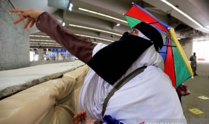 Warga Indonesia Akan Diizinkan Masuk Arab Saudi Mulai 1 Desember 2021 Arsip--Jamaah haji melakukan prosesi lempar jumrah dengan prokes ketat COVID-19 di Mina, dekat kota Mekkah, Arab Saudi (21/7/2021). ANTARA FOTO/REUTERS/Ahmed Yosri indonesia