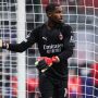 Penjaga gawang AC Milan Mike Maignan beraksi saat melakoni pertandingan penyisihan Grup B Liga Champions melawan Atletico Madrid di Giuseppe Meazza Stadium, Milan, pada 28 September 2021. ANTARA/REUTERS/SOPA Images/Sipa USA/Fabrizio Carabelli