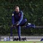 Pelatih timnas Inggris Gareth Southgate mengawasi para pemainnya berlatih jelang lanjutan laga kualifikasi UEFA melawan Hongaria di Tottenham Hotspur Training Ground, London, Inggris (11/10/2021). ANTARA FOTO/Action Images via Reuters/Paul Childs/aww.