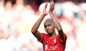 Pemain Liverpool Fabinho bertepuk tangan ke arah suporter dalam perandingan liga melawan Crystal Palace di Anfield, Liverpool, Inggris, 18 September 2021. (REUTERS/PETER POWELL)