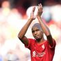 Pemain Liverpool Fabinho bertepuk tangan ke arah suporter dalam perandingan liga melawan Crystal Palace di Anfield, Liverpool, Inggris, 18 September 2021. (REUTERS/PETER POWELL)