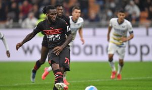 Incar Franck Kessie, Real Madrid Rebutan dengan PSG Pemain AC Milan Franck Kessie mencetak gol kedua melalui pinalti saat melawan Hellas Verona pada pertandingan Liga Italia Serie A di Stadion San Siro, Milan, Minggu (17/10/2021) dini hari. Milan memenangi pertandingan dengan skor 3-2. ANTARA FOTO/REUTERS/Daniele Mascolod/pras.