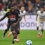 Pemain AC Milan Franck Kessie mencetak gol kedua melalui pinalti saat melawan Hellas Verona pada pertandingan Liga Italia Serie A di Stadion San Siro, Milan, Minggu (17/10/2021) dini hari. Milan memenangi pertandingan dengan skor 3-2. ANTARA FOTO/REUTERS/Daniele Mascolod/pras.