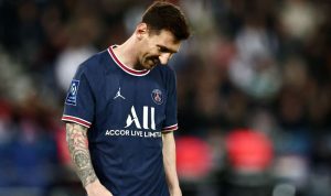 Pemain PSG Lionel Messi mengalami cedera saat bermain lawan Lille di Ligue 1 pada 30 Oktober 2021. ANTARA/REUTERS/Sarah Meyssonnier.