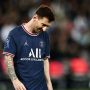 Pemain PSG Lionel Messi mengalami cedera saat bermain lawan Lille di Ligue 1 pada 30 Oktober 2021. ANTARA/REUTERS/Sarah Meyssonnier.