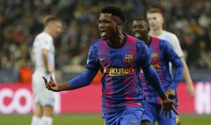 Susah Payah, Barcelona Kalahkan Dynamo Kiev, Apa Penyebabnya? Selebrasi Ansu Fati usai mencetak gol ke gawang Dynamo Kiev dalam pertandingan Grup E Liga Champions pada 3 November 2021. ANTARA/REUTERS/VALENTYN OGIRENKO