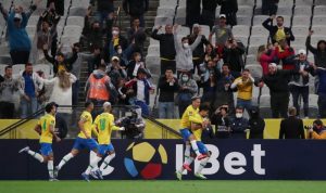 Pemain Brazil Lucas Paqueta merayakan gol kemenangan bersama rekan-rekan satu timnya dalam pertandingan kualifikasi Piala Dunia 2022 zona Amerika Selatan melawan Kolombia di Arena Corinthians, Sao Paulo, Brazil, 11 November 2021. (REUTERS/AMANDA PEROBELLI)