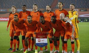Timnas Belanda melakukan foto bersama sebelum pertandingan Grup G Kualifikasi Piala Dunia lawan Norwegia pada 17 November 2021. ANTARA/REUTERS/PASCAL ROSSIGNOL