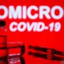 ILUSTRASI: Jarum suntik medis dan dua botol terlihat di depan teks Omicron COVID-19 di latar belakang. ANTARA/Pavlo Gonchar / SOPA Images via Reuters/Sipa USA/pri. (Pavlo Gonchar / SOPA Images/Sipa/SOPA Images)