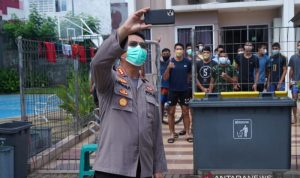 Wakil Ketua Komite Kebijakan Penanganan COVID-19 Kabupaten Bekasi Konisaris Besar Hendra Gunawan saat mengunjungi pasien aktif virus corona di Wisma President University Jababeka, Cikarang Utara, Kabupaten Bekasi pada Sabtu (26/6/2021). ANTARA/Pradita Kurniawan Syah