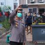 Wakil Ketua Komite Kebijakan Penanganan COVID-19 Kabupaten Bekasi Konisaris Besar Hendra Gunawan saat mengunjungi pasien aktif virus corona di Wisma President University Jababeka, Cikarang Utara, Kabupaten Bekasi pada Sabtu (26/6/2021). ANTARA/Pradita Kurniawan Syah
