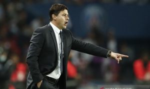 Manajer Paris Saint-Germain Mauricio Pochettino memberi arahan saat timnya menghadapi Olympique Lyon dalam laga lanjutan Liga Prancis di Stadion Parc des Princes, Paris, Prancis, Minggu (19/9/2021) waktu setempat. (ANTARA/REUTERS/Benoit Tessier)