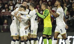 Para pemain Napoli melakukan selebrasi seusai mengalahkan Salernitana dalam laga lanjutan Liga Italia di Stadion Arechi, Salerno, Italia, Minggu (31/10/2021) waktu setempat. (ANTARA/REUTERS/Ciro de Luca)