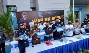 Ngeri, Seberat 1 Kg, Sabu Bernilai Rp2 Miliar Dimusnahkan BNN Bali BNNP Bali beserta jajaran Polda Bali, Bea Cukai Denpasar dan Kejaksaan Negeri Denpasar menunjukkan barang bukti narkotika sebelum dimusnahkan, Denpasar, Bali, Rabu (3/11/2021). ANTARA/Ayu Khania Pranisitha. (Antara/Ayu Khania Pranisitha/2021)